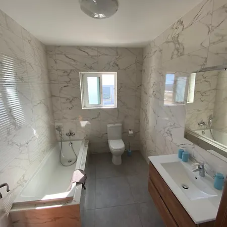 Sunshine - Modern Two Bedroom Penthouse With Terrace *