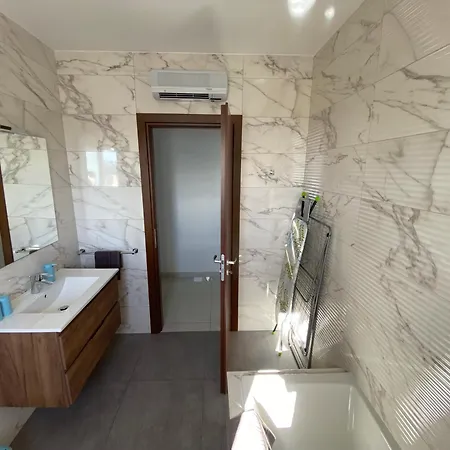 Sunshine - Modern Two Bedroom Penthouse With Terrace *