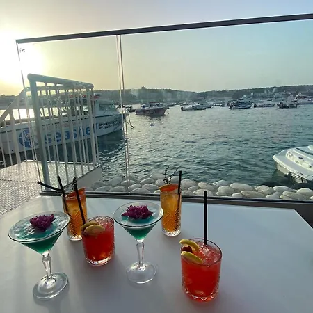 Sunshine - Modern Two Bedroom Penthouse With Terrace *