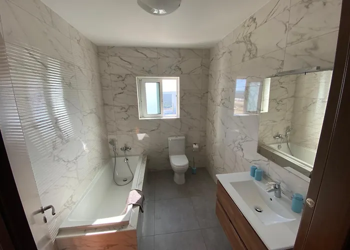 Sunshine - Modern Two Bedroom Penthouse With Terrace *