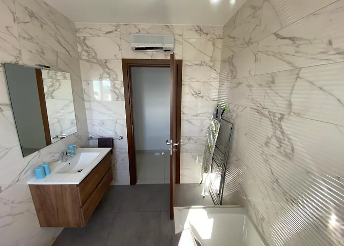 Sunshine - Modern Two Bedroom Penthouse With Terrace *